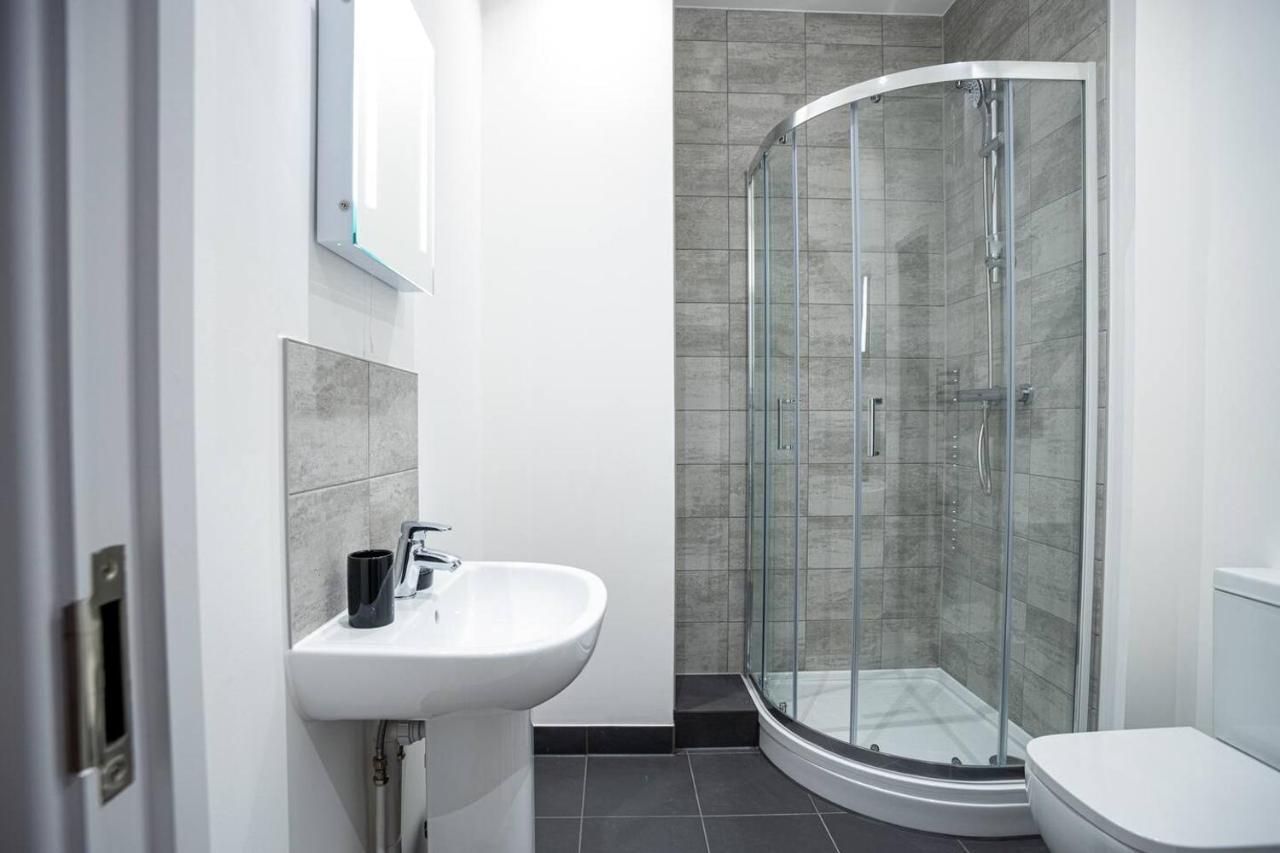 Two Bedroom - Central Peterborough Apartment - Bayard Apartments Dış mekan fotoğraf