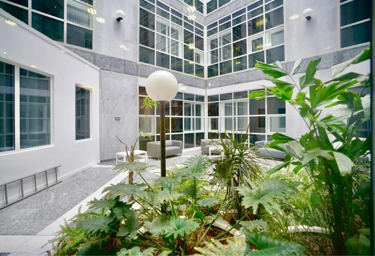 Two Bedroom - Central Peterborough Apartment - Bayard Apartments Dış mekan fotoğraf